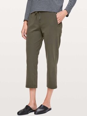 Lululemon On The Fly Crop *23" in Dark Olive size 8